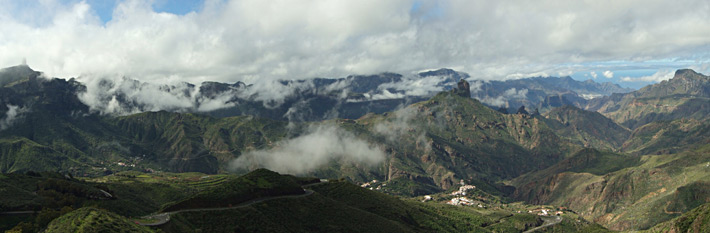 Panorama s Rogue Nublo (vlevo) a Rogue Bentayga (uprostřed) a městečkem Tejeda (dole)