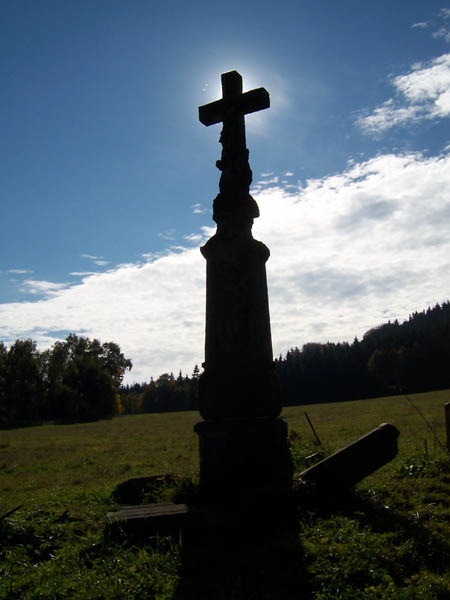 na fotce: kříž uprostřed pole