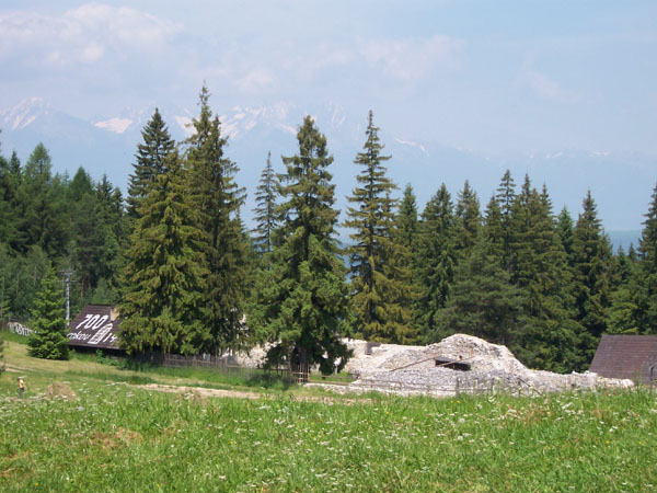 na fotce: Kláštorisko a v pozadí Tatry (pouze pro bystrozraké)