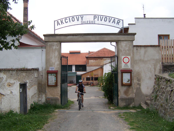 na fotce: důkaz místo slibů - jsme opravdu v Dalešicích