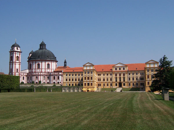 na fotce: pohled z dálky na zámek