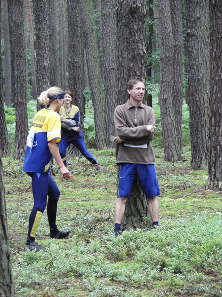 na fotce: Bob se snaží splynout se stromem