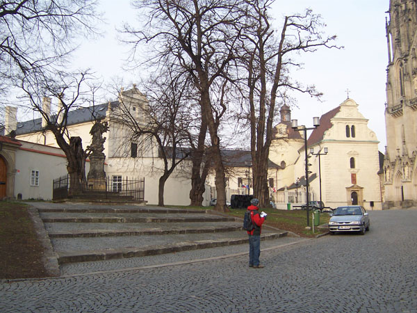 na fotce: vzadu Přemyslovský palác a vpředu zase to podezřelé individum - furt si něco zapisuje