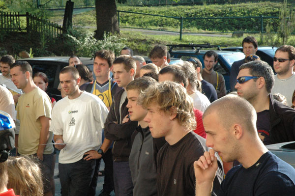 na fotce: někteří vypadají, že snad i rozumí
