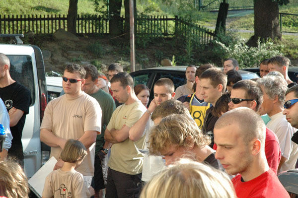 na fotce: dole si všimněte v béžovém tričku s černým panáčkem 7 leté Katky - ještě ji na pár fotkách uvidíte