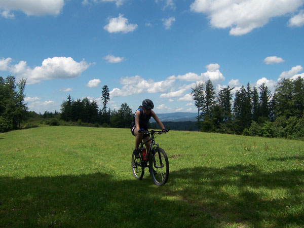 na fotce: cesta z Brníčka na Bradlo