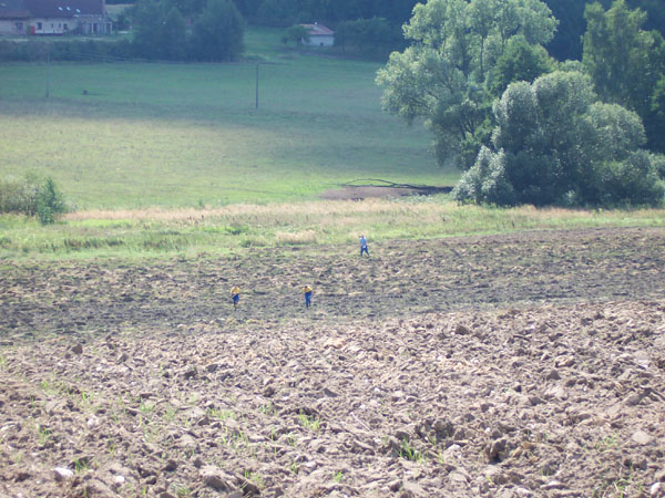 na fotce: závěrečný finiš přes oranici, účinkují Bob, Marťa a Míra