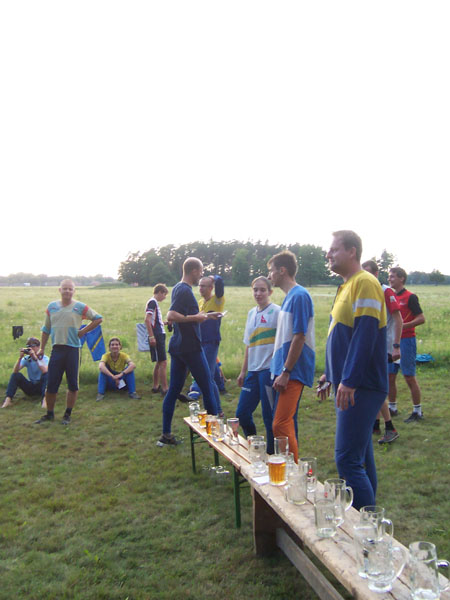 na fotce: ...ale něktěří stále čekají...