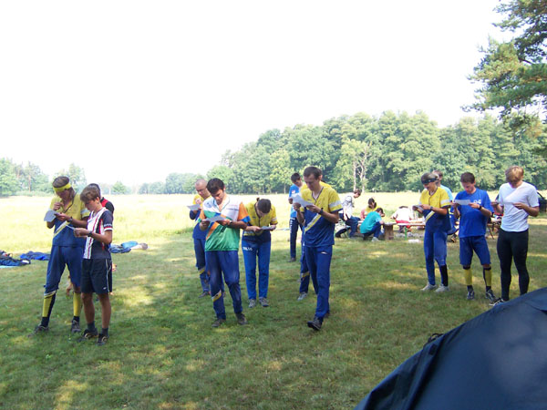 na fotce: Hárdi mizí do lesa...