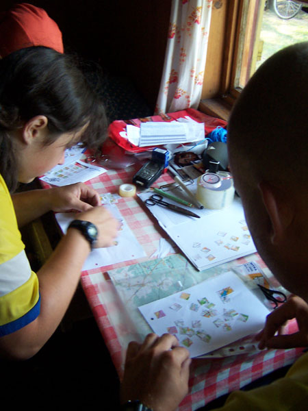 na fotce: někteří se po několika rozfoukaných čtverečcích přesunuli do chaty