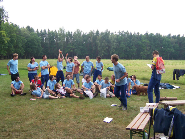 na fotce: házení piškotů do davu