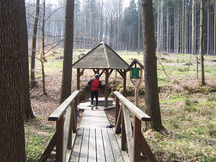 na fotce: studánka pod hradištěm Bradlec je vybavena i hrníčky