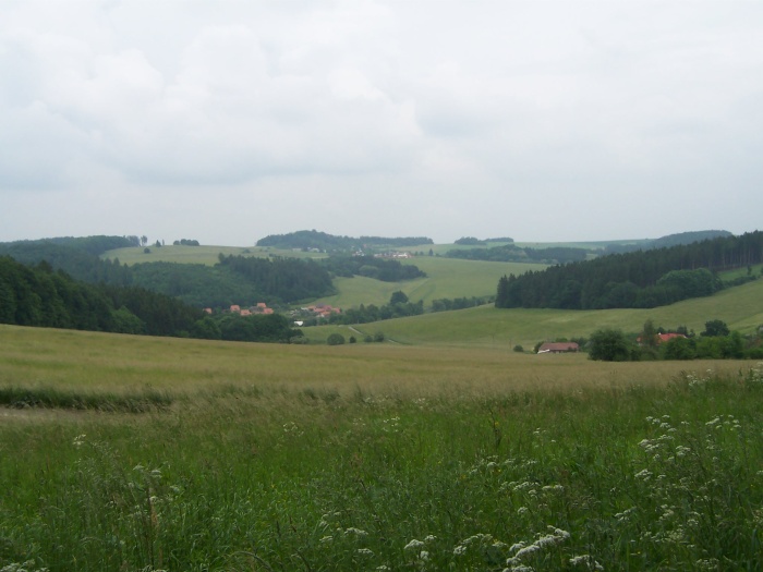 na fotce: dole v údolí obec Javoříčko (nazývaná tež jako moravské Lidice)