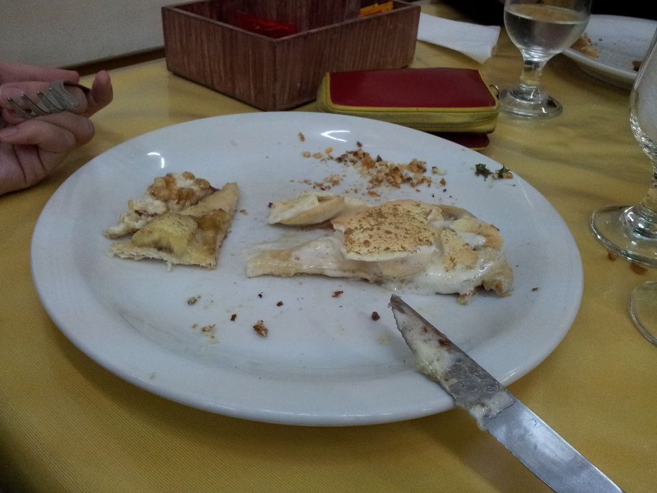 na fotce: kousky sladké pizzy