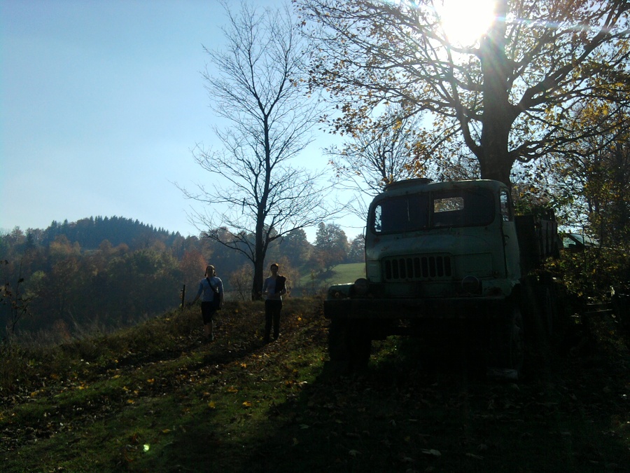 na fotce: holky a mašiny