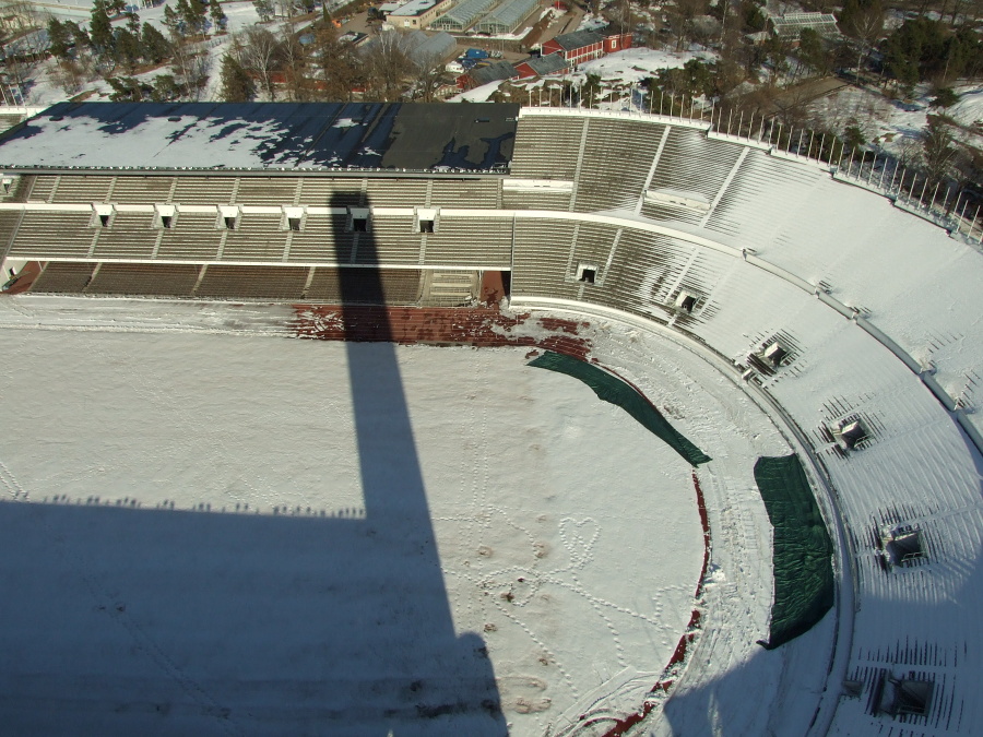 na fotce: a když vyjdete nahoru, tak za odměnu uvidíte její stín na Zátopkově vítězném stadionu
