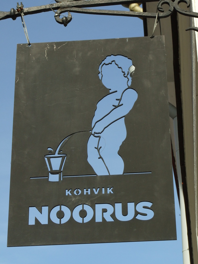 na fotce: tři momentky z Tallinu - hospa, kde vám načůrají do pivka