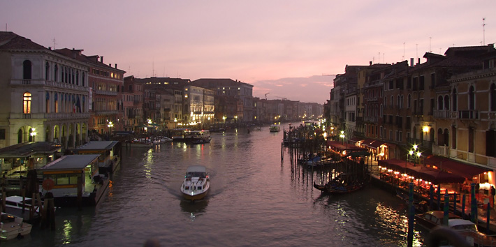 Podvečerní výhled z mostu Rialto.