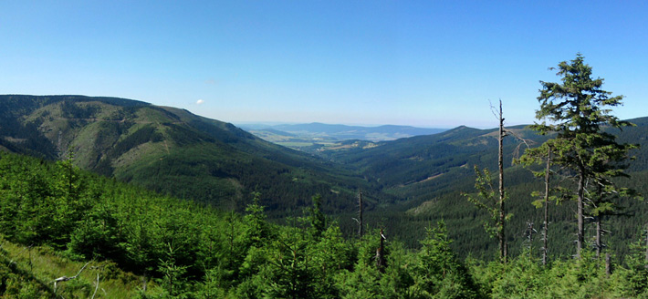 Výhled z cesty vzhůru do údolí Moravy.