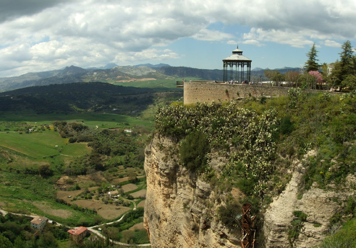 Vyhlídka, při pohledu odjinud poměrně vzdušná.