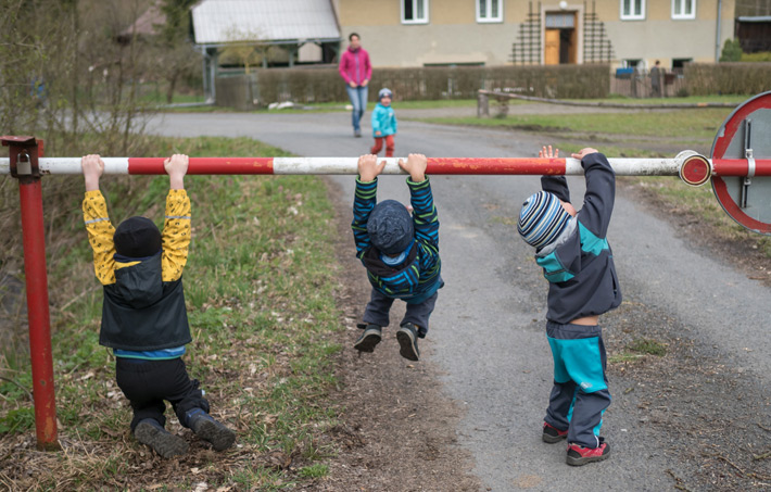 Cesta k hradu je střežena závorou. Cesta k hradu je střežena závorou.